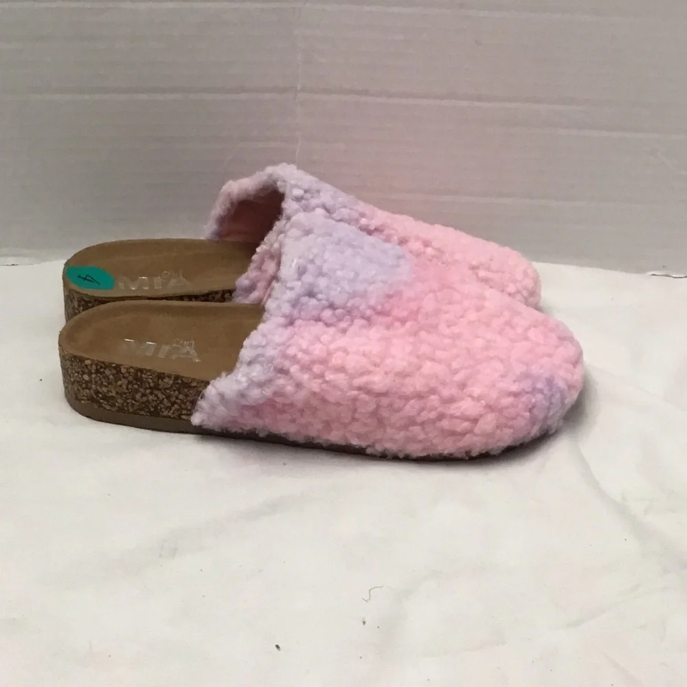 Mia Girl fuzzy slippers size 4